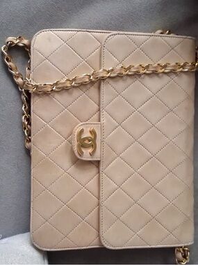 CHANEL Beige Quilted Shoulder Bag with Gold Chain